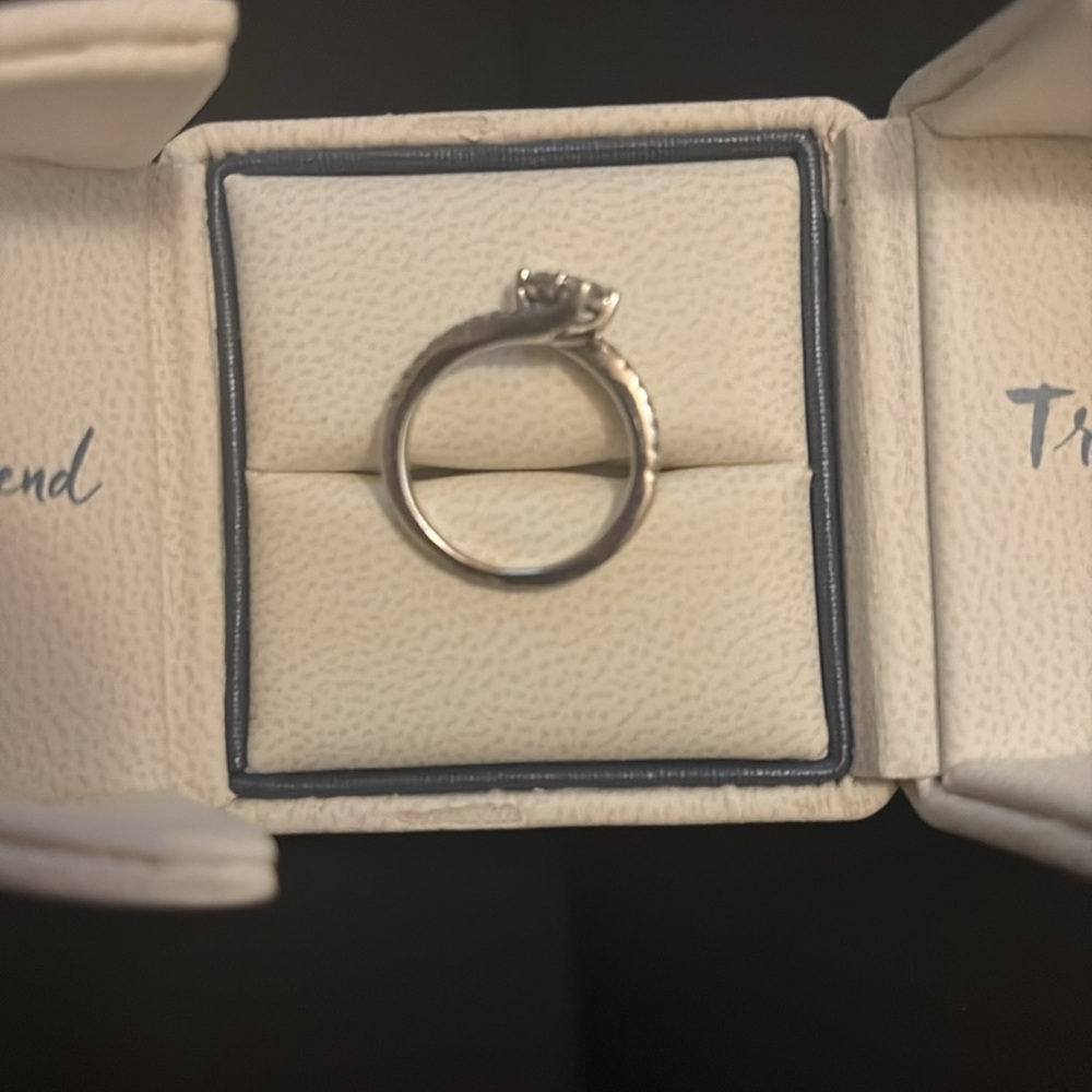Ever Us ring size 5.5. Beautiful ring. - Picture 5 of 13